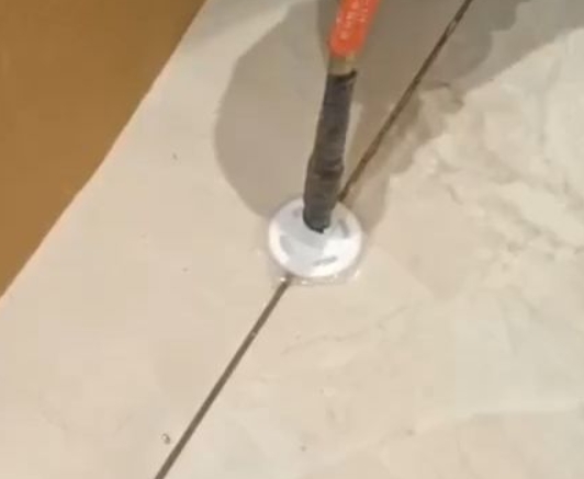 临西瓷砖空鼓维修公司专业解答瓷砖在铺贴过程中，如果没有涂抹均匀到位的粘结材料（如水泥砂浆或瓷砖胶），可能会导致以下问题