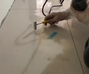 临西瓷砖开裂维修公司专业分享瓷砖在铺贴前如果没有沥干水分，将会导致以下问题