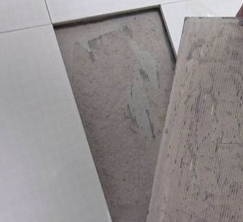 临西瓷砖空鼓维修公司分享瓷砖铺贴时如果打浆（即涂抹在瓷砖背面和基层上的砂浆或瓷砖胶）过少，会带来以下问题